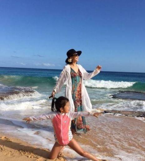 冯巩|她是射击冠军，演过冯巩媳妇，曾11次登上春晚，如今被老公宠上天