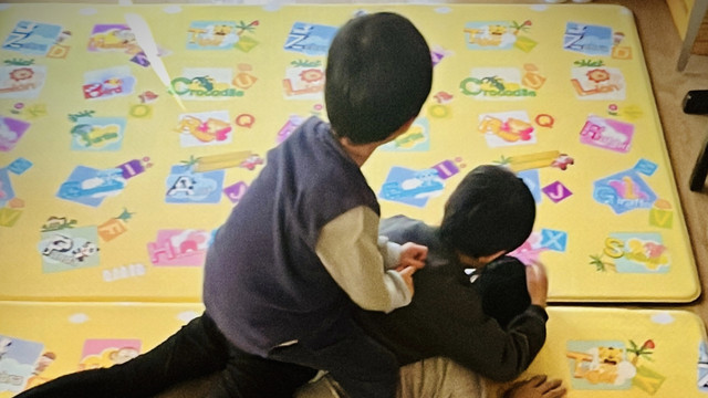 魏大勋|李佳为46岁靳东庆生，父子三人玩叠罗汉，李佳淡定拍照好幸福