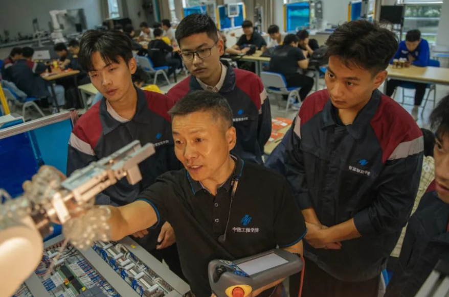 运势|网曝闽江学院女生实习冠捷电子,时薪30学校抽21,白班夜班连轴转