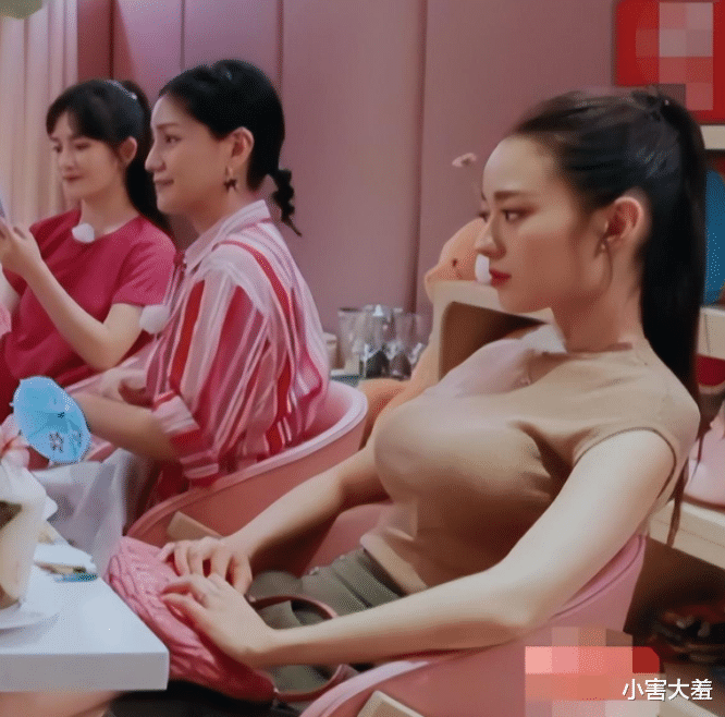 吉娜·爱丽丝|?“见缝插腰”吉娜：怀孕6个月依然腰细，被网友质疑“畸形”审美