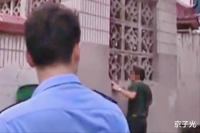 陕西男子上厕所摔倒身亡，妻子理赔保险遭拒：埋得太早，通知太晚
