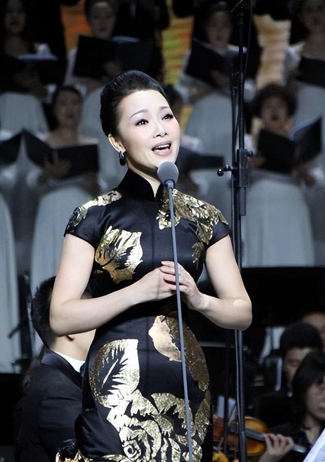 吕薇|歌唱家吕薇：男友去世后，感情生活成谜，如今50岁晒三胞胎引猜测