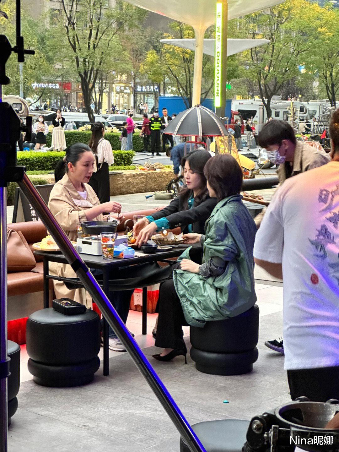 刘涛|秦海璐街头拍戏撸串,穿风衣吃相没有包袱,刘涛穿西装歪着头更像女一号