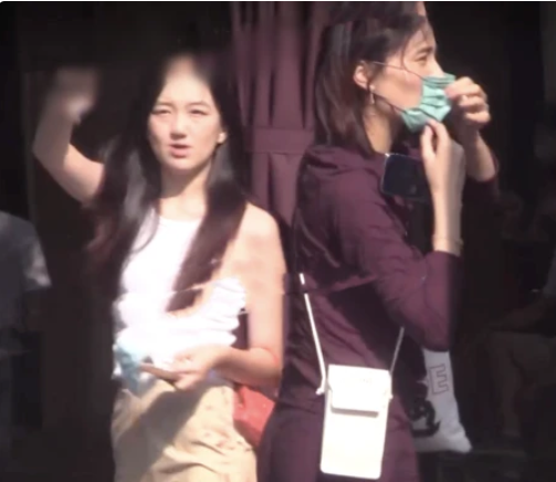 李亚鹏|李亚鹏二胎女儿正面曝光,嘴唇微翘特别健康,长得很像姐姐李嫣