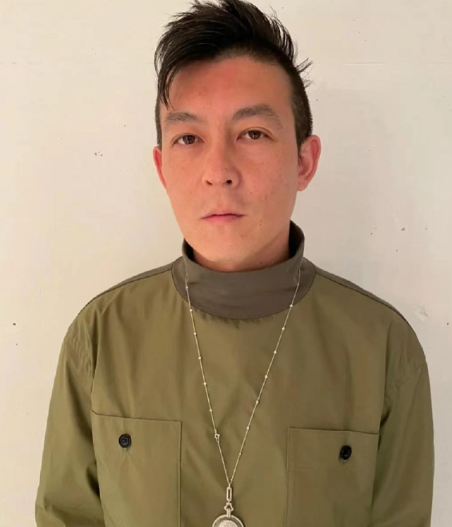 陈冠希一家三口罕见齐聚！女儿打扮不逊色超模，身高都到妈妈腰部