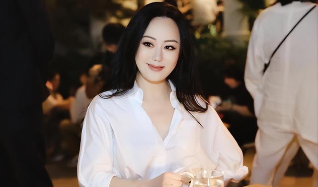 温兆伦|“败家名媛”章小蕙：买垮两位亿万老公，负债2.5亿终逆袭成女王