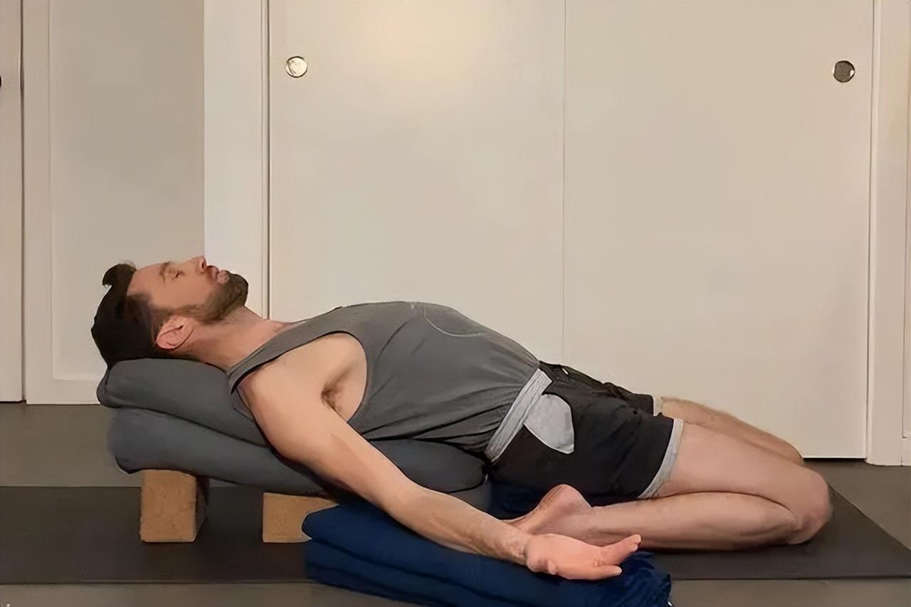 李小璐|李小璐现身寺庙修行，穿抹胸被骂？对不起，这次是网友错怪她了