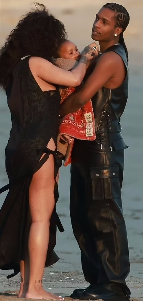 蕾哈娜|蕾哈娜儿子首次亮相！一家三口在沙滩上好温馨，黑人男友抱着宝宝