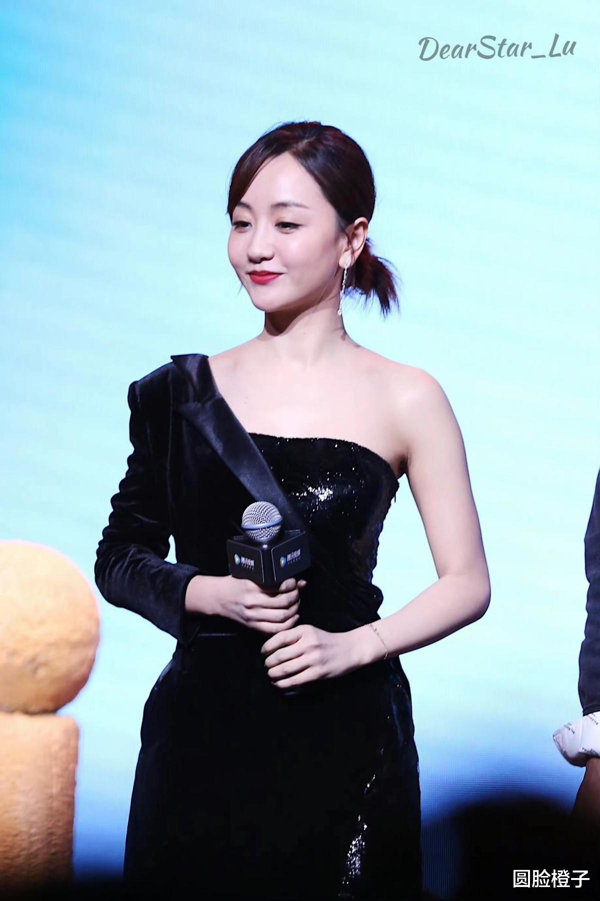 杨蓉|杨蓉身材小但气场强,一身黑色斜肩礼服干练时尚,红唇尽显霸气