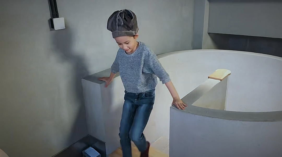 孙莉 黄磊孙莉好开明，带8岁小女儿烫发，多多晒自拍也挑染白发画风成熟