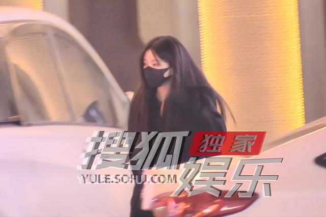 赵露思|赵露思理发店出来手舞足蹈 飘逸长发随风而动青春感拉满