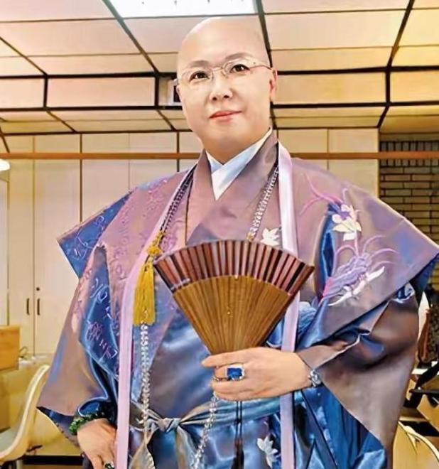 费玉清|费玉清姐姐:19岁出道当艳星,亲手捧红两个弟弟,39岁当尼姑