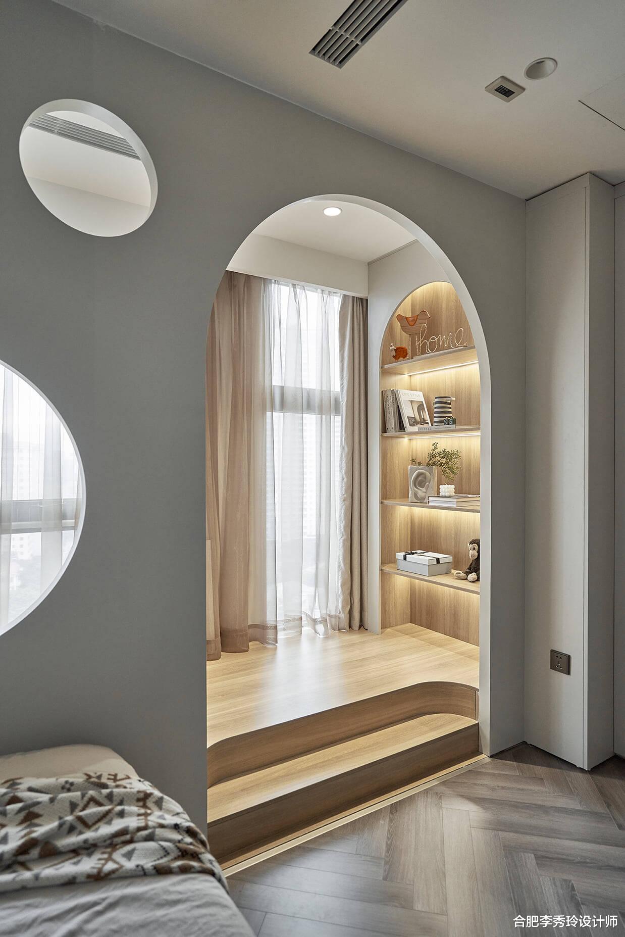 儿童房的阳台打通，不包进室内，砌地台变成“小套房”，功能增多