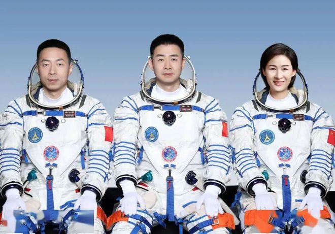 神舟十四号发射成功!为何神舟只能坐3人,龙飞船最多能坐7人?