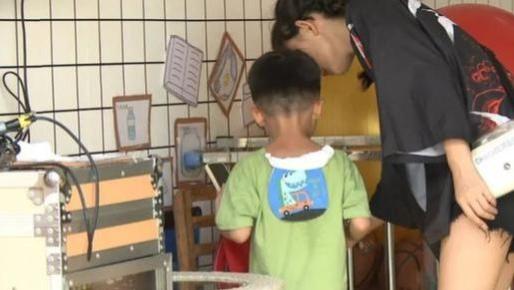 男子被老婆戴帽5年，丢弃幼儿遭网暴，网友：叫了5年爸爸，心好狠