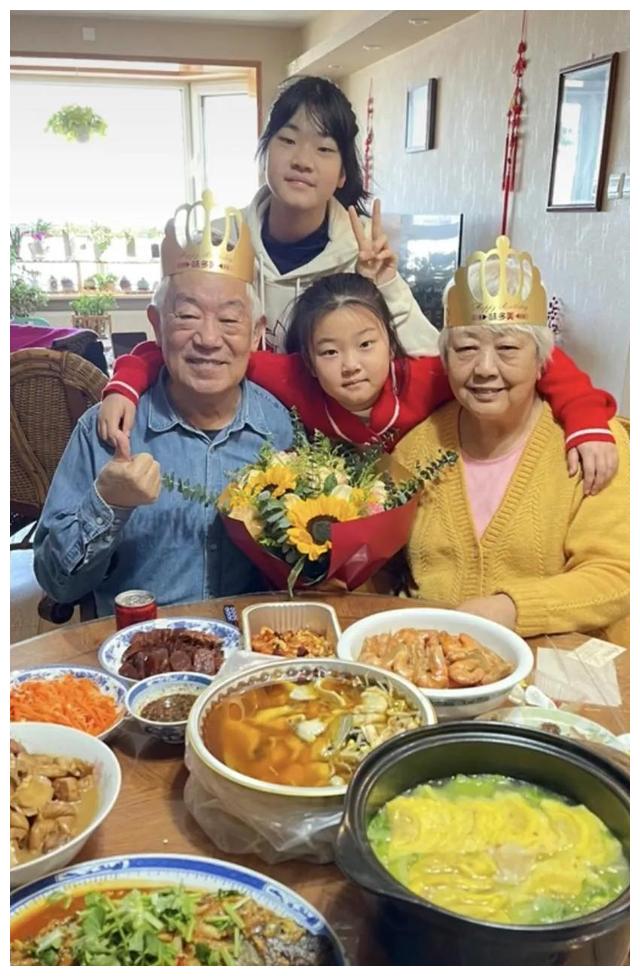 演员高明：娶初恋为妻，与儿女当邻居，恩爱62年无绯闻