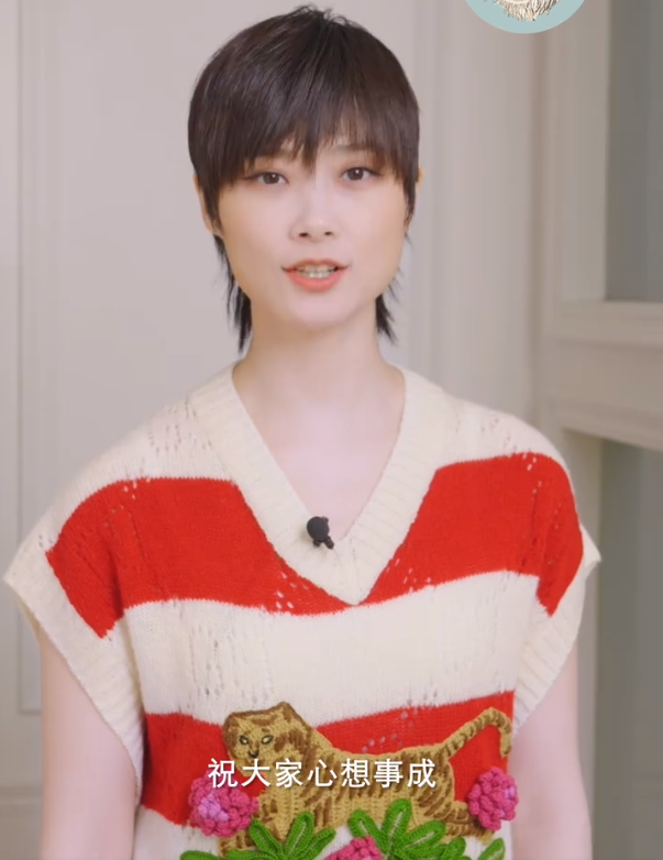 李宇春|李宇春穿搭珊瑚红长袖收腰礼服利落大方，2022年大年初一亮相春晚