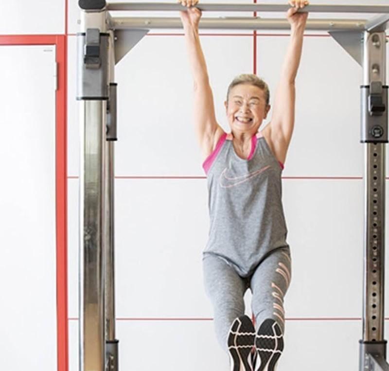 短裤 因丈夫一句“你胖了”,90岁的日本奶奶练出一身肌肉,还成了教练