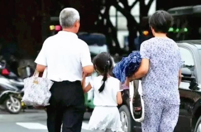 奶奶看错时间，凌晨叫孩子吃饭上学，看了眼时间祖孙仨“石化”了