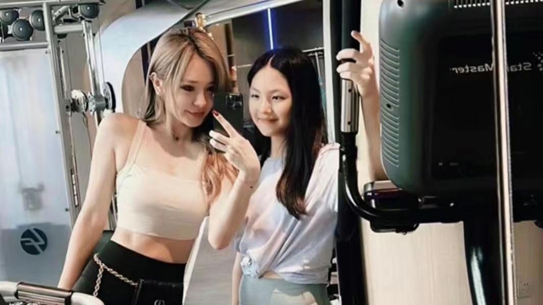 王诗龄|李湘与女儿在英国过春节！现身高档餐厅，王诗龄减重58斤很漂亮