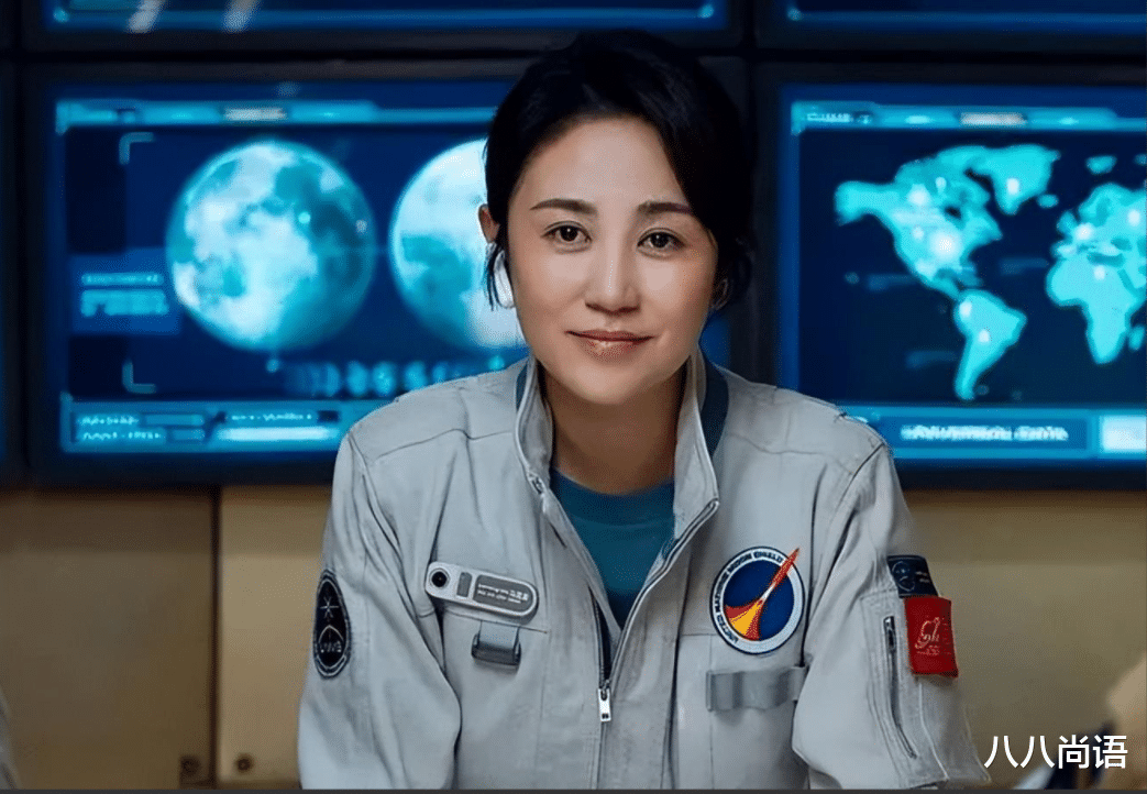 马丽|独行月球票房再创新高,马丽带着作品走红毯,连换两套造型美翻了