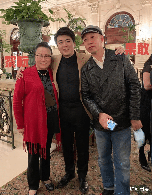 郎朗|郎朗夫妇出席新年酒会，吉娜穿红色旗袍大秀“巴掌腰”，S型线太明显