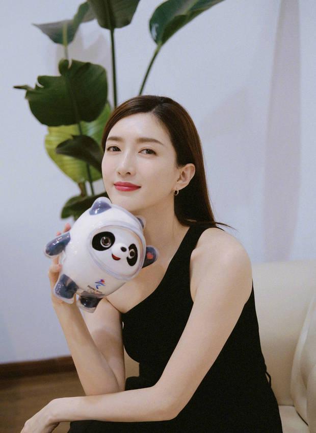 江疏影|江疏影晒与冰墩墩雪容融合照,称终于实现一墩一融