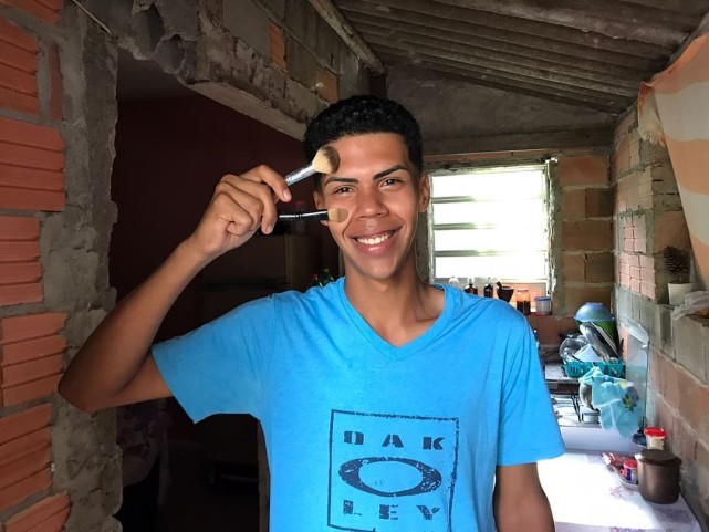 整容|巴西少年想整容42次变“芭比男友”，没办法火起来改行跑去搬砖了