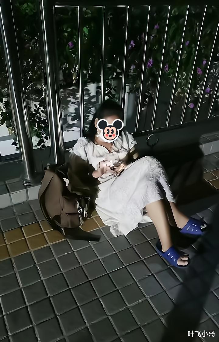 女子旅游回来丈夫不给进家门,独自坐在街头,路过男子送水给她喝