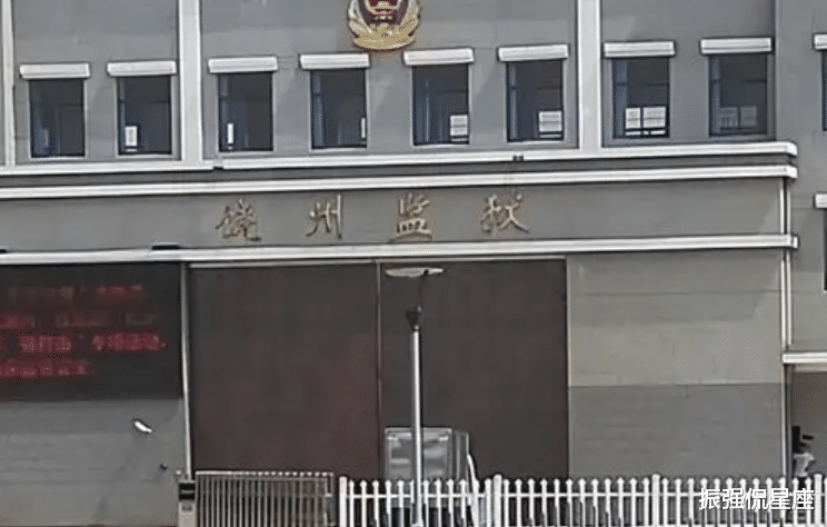 2013年,近80岁老人进监狱,警官点名发现不对劲,一查竟是三假犯
