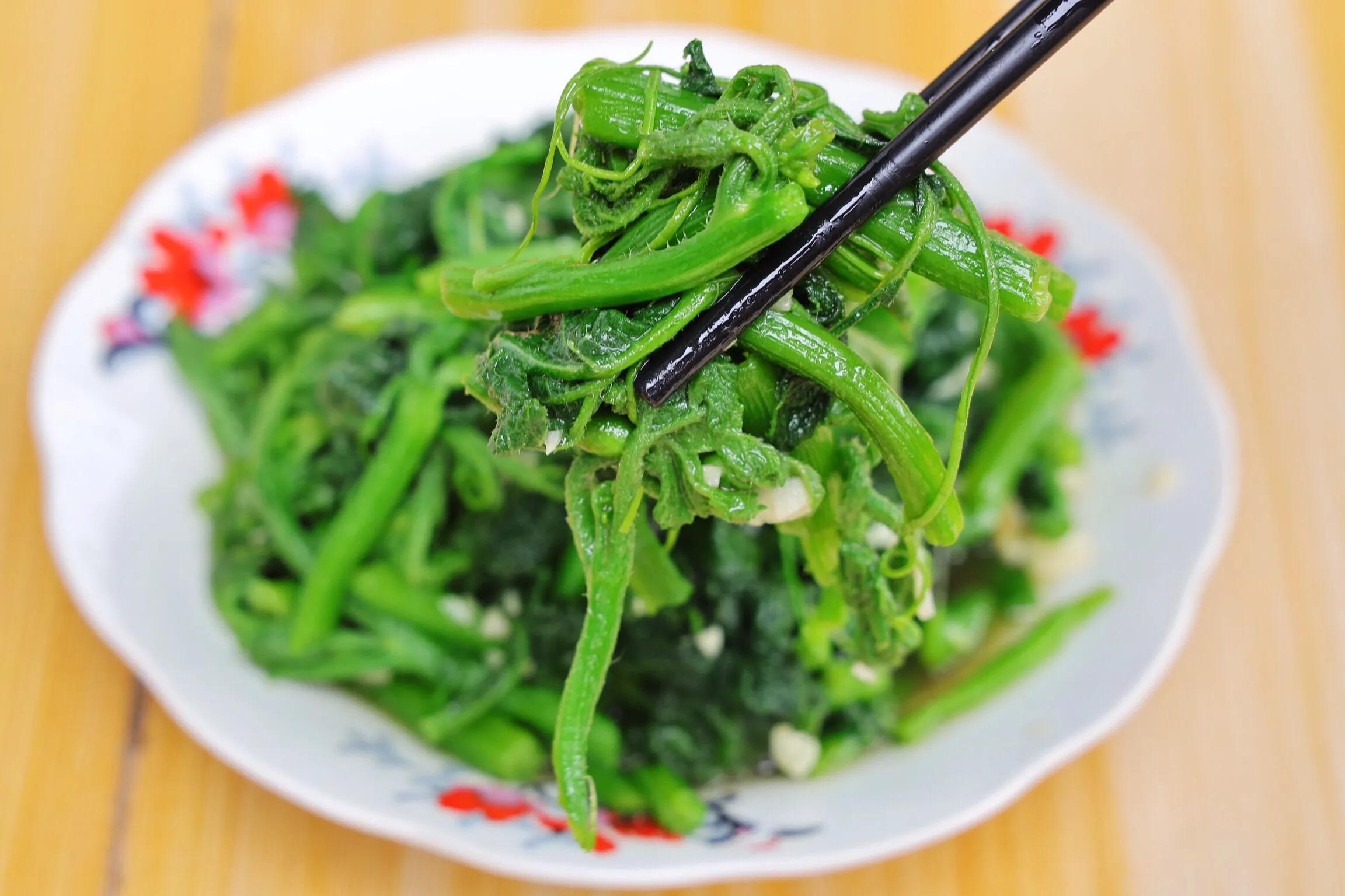 农村人把这菜当草,简单炒一炒,瞬间变宝,好吃又营养