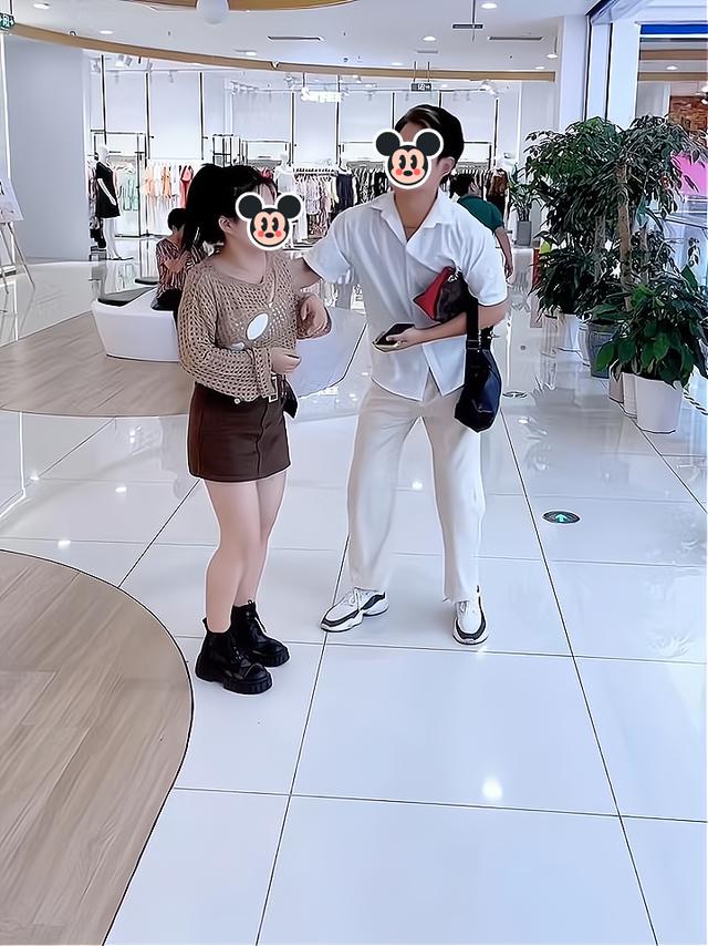 男子见妻子和一男子逛商场,上前拿走包包和手机:这些都是我买的