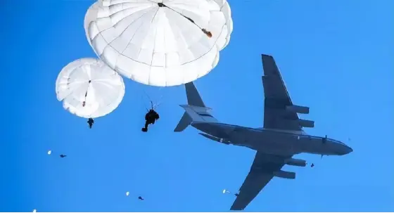 解惑!一只蚂蚁从万米高空落下,会摔死吗?物理上是这样解释的