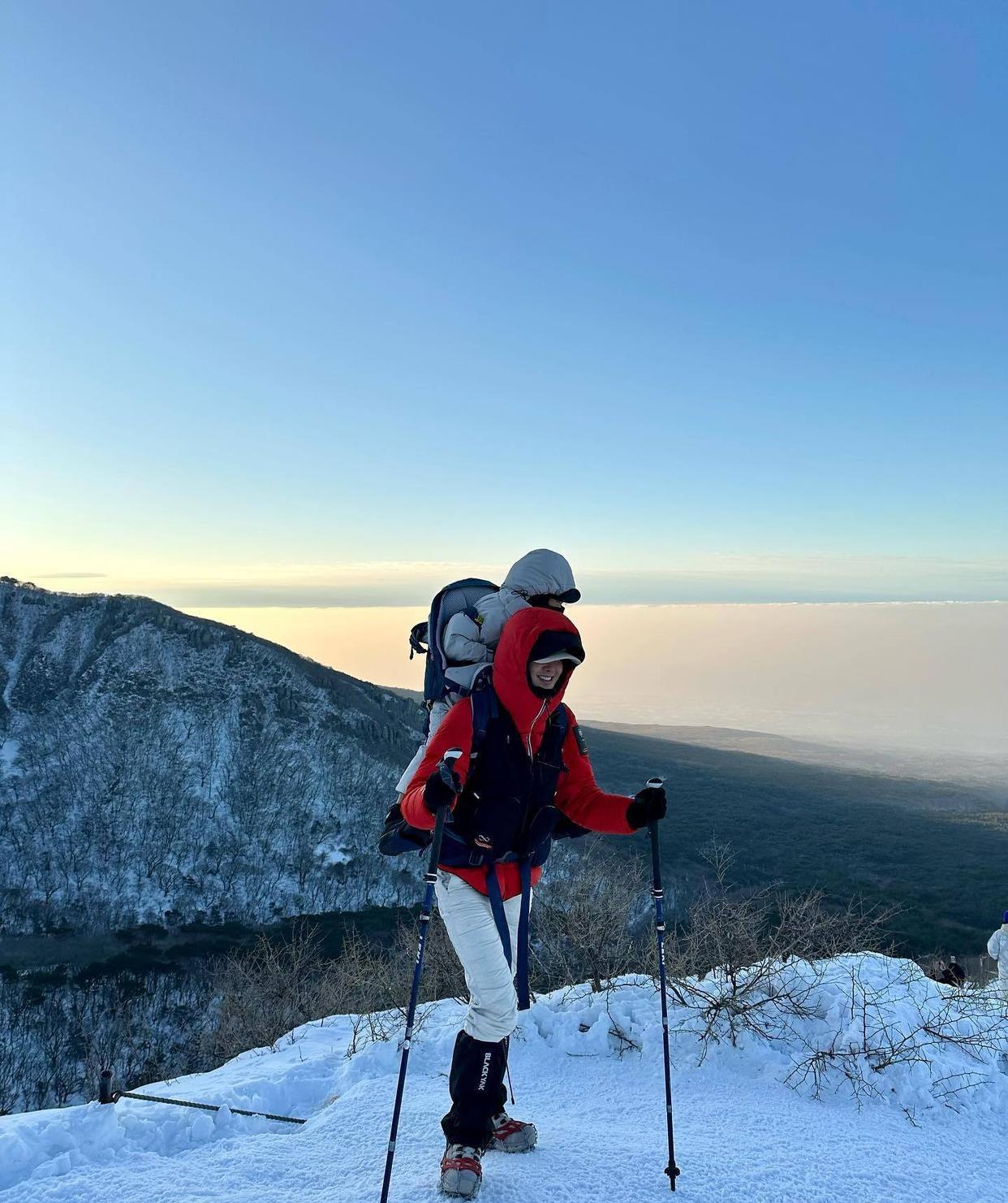 李诗英|李诗英背儿子登雪山后再引虐儿争议,韩网友:什么时候停止虐儿!