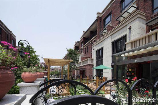 一楼+地下室+花园和顶层+露台,该买哪套?钱都带了,在线等,急!