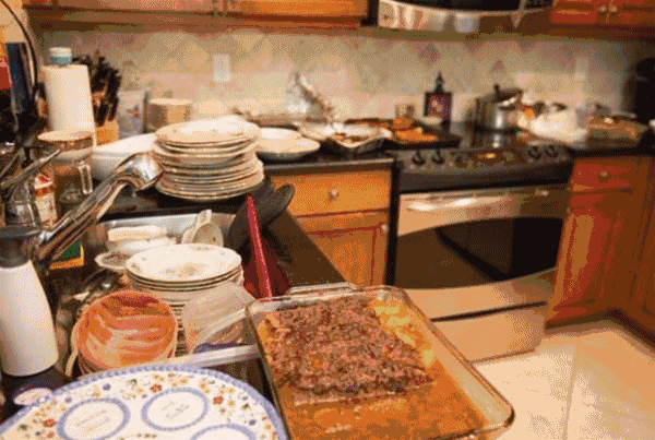 厨房油污别用钢丝球擦了!保洁阿姨教你正确做法,厨房焕然一新