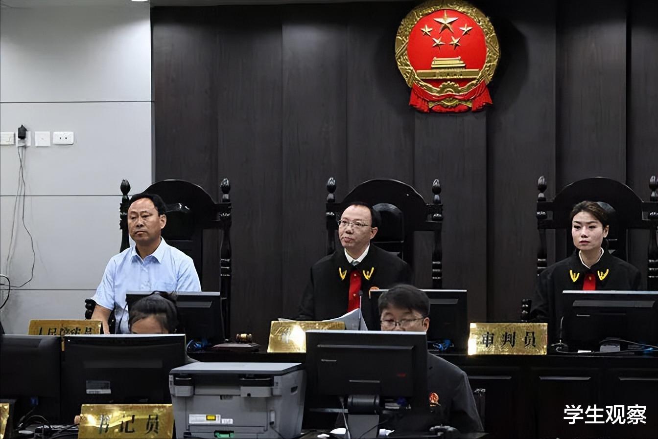 河南小伙当街打老师,连扇大嘴巴子,直言:你也配当老师