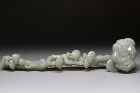 和田玉籽料|回流 舊藏和田玉籽料“灵芝玉如意”摆件 .