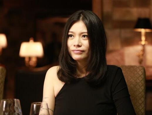 汪峰|17岁汪峰大女儿晒近照，打扮成熟走性感风，颜值不输继母章子怡