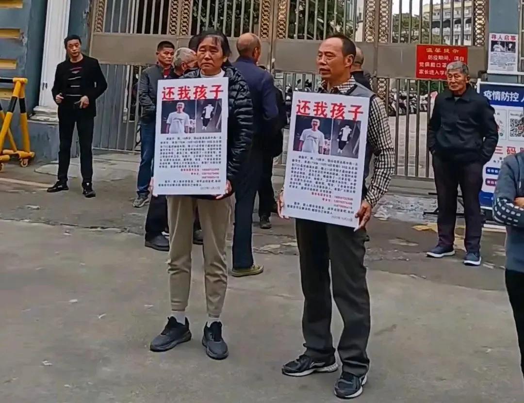 网传15岁男生胡鑫宇被拉出学校,进了诊所:也许真相离我们不远了