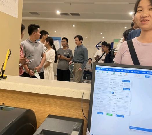 胡歌|合肥：胡歌现身医院拍戏，大热天穿长袖太难了，面容沧桑衰老不少