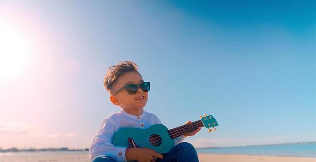 周杰伦|周杰伦5岁儿子现身《粉色海洋》MV，只想记录他可爱的样子