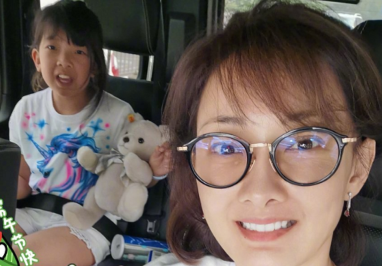 牛莉|牛莉：最美好的年纪嫁给“普通男人”刘亚东，婚后生三孩幸福美满