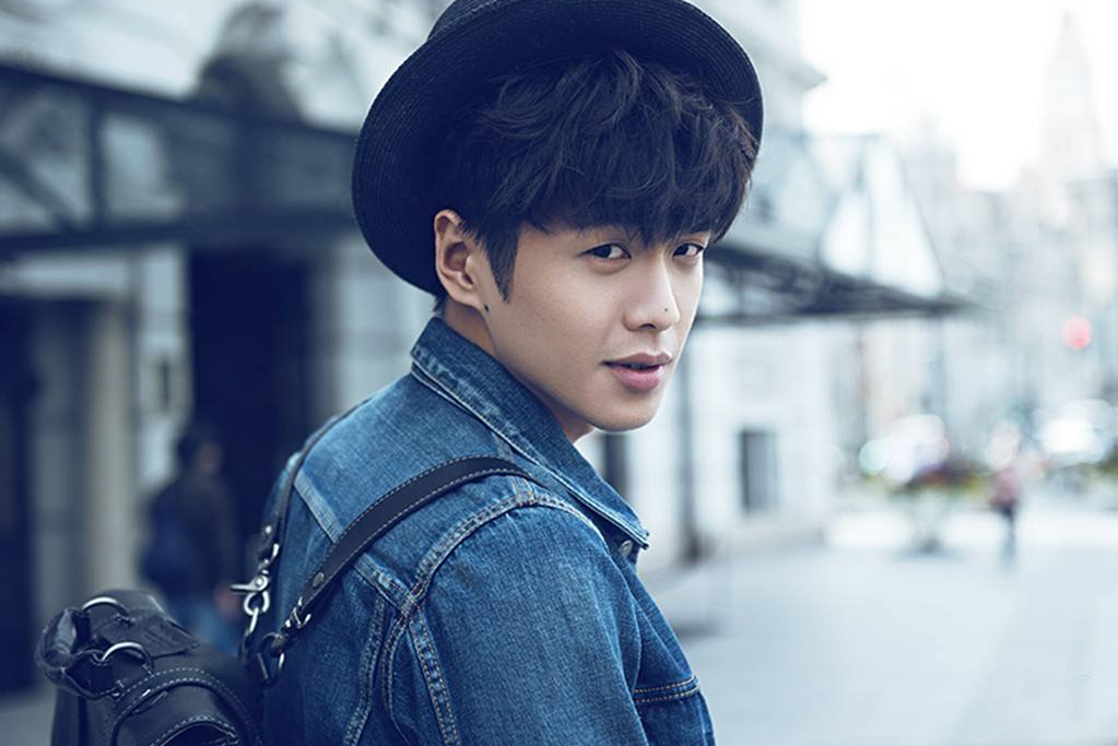 张若昀|演员张若昀近况引担忧，宛如纸片人，曾被要求赔违约金1点4亿元？