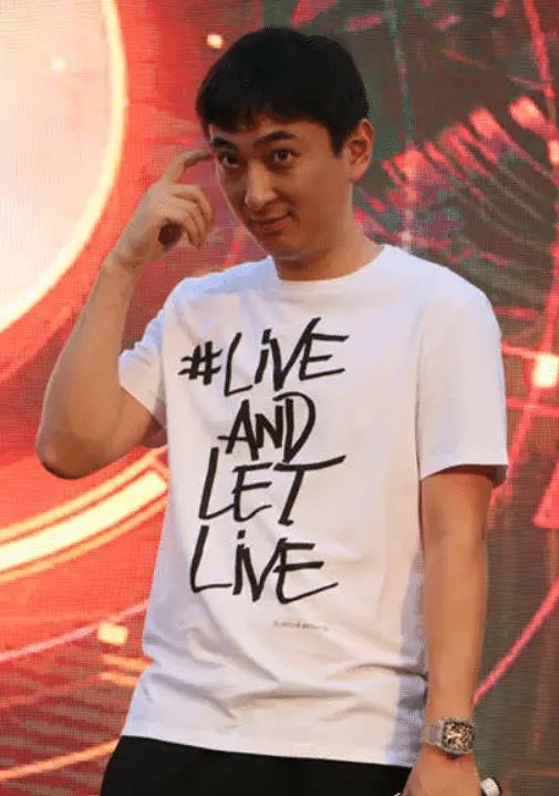 王思聪|王思聪带三位美女吃火锅,霸气搂住对方肩膀,女生光腿造型太抢眼