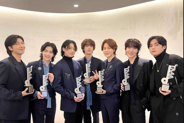 刘诗诗|防弹少年团连续五年获得TMA大赏真的太厉害了！一人一个奖杯