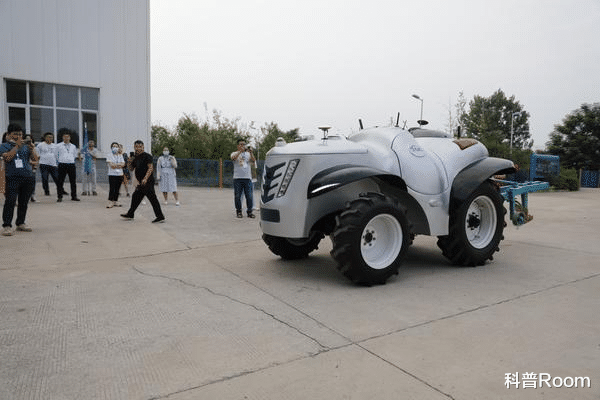 无人驾驶|无人驾驶5G拖拉机有多帅?科技应用于现代农业,农民不用下地了