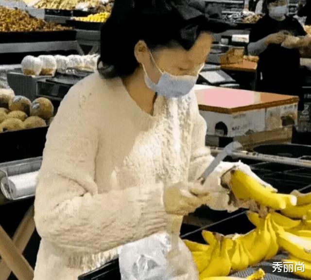 女孩在超市买菜时的一举一动意外火了,网友看到表示真是奇女子啊