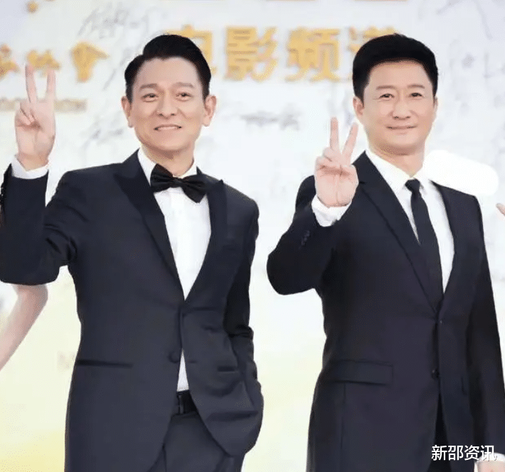 事件回顾：吴京用苹果手机拍照事件持续发酵，导演点名批评，爱国人设遭质疑