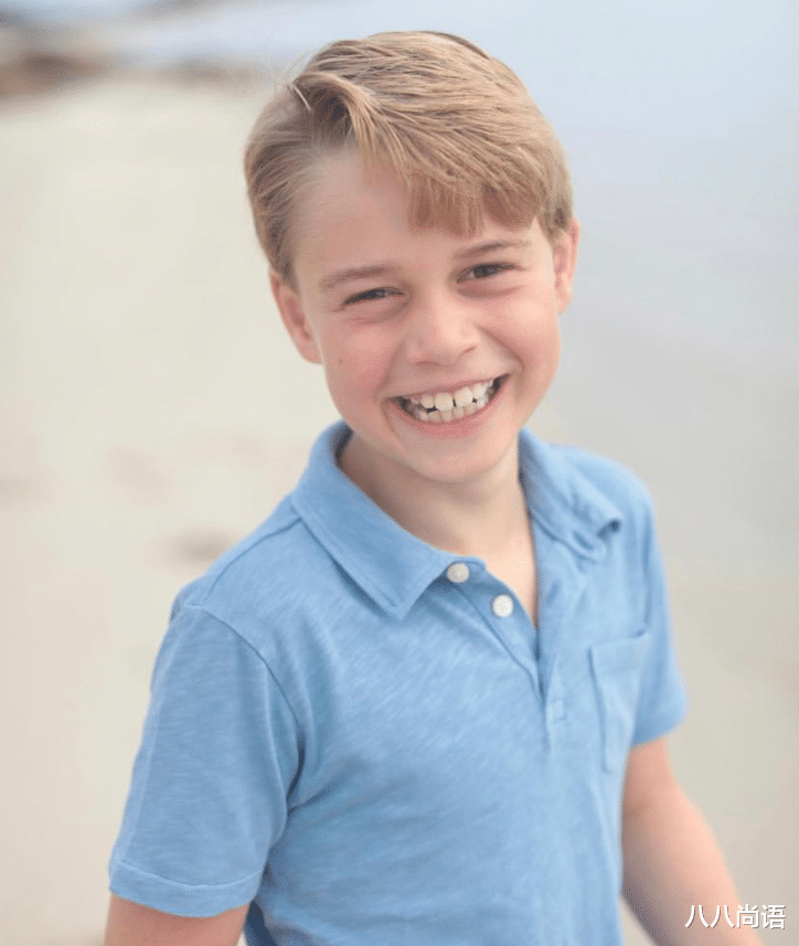 乔治王子|乔治王子9岁生日新照！穿着蓝色Polo衫笑容灿烂，五官超像查尔斯